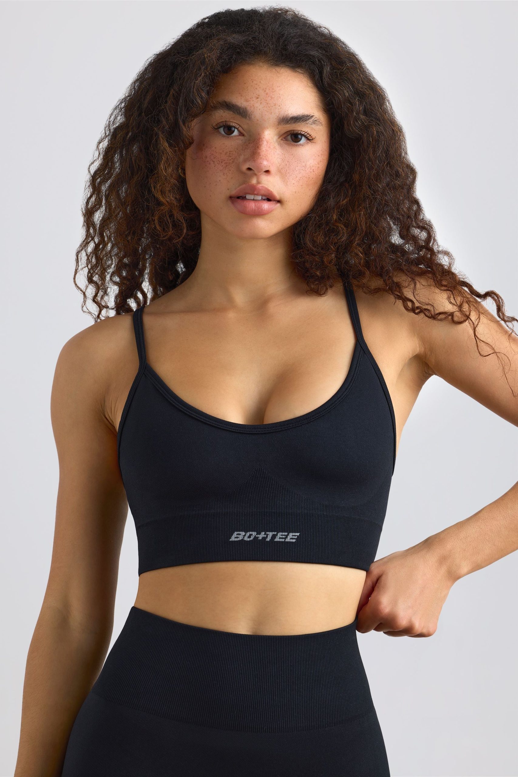 Super Sculpt Seamless Scoop-Neck Sports Bra in Black - Image 5