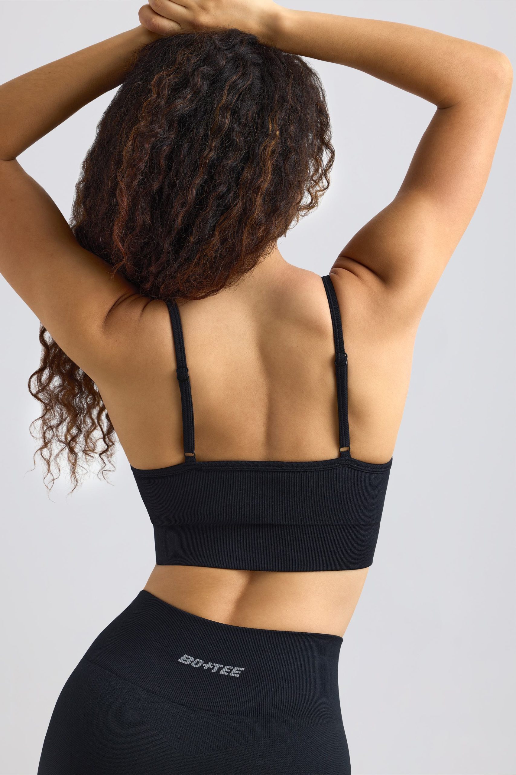 Super Sculpt Seamless Scoop-Neck Sports Bra in Black - Image 3