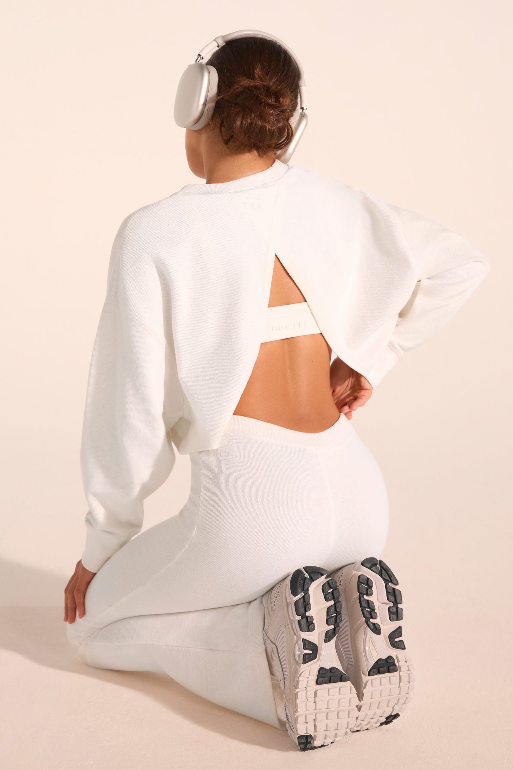 Textured Cotton Jersey Open-Back Cropped Sweatshirt in White - Image 5