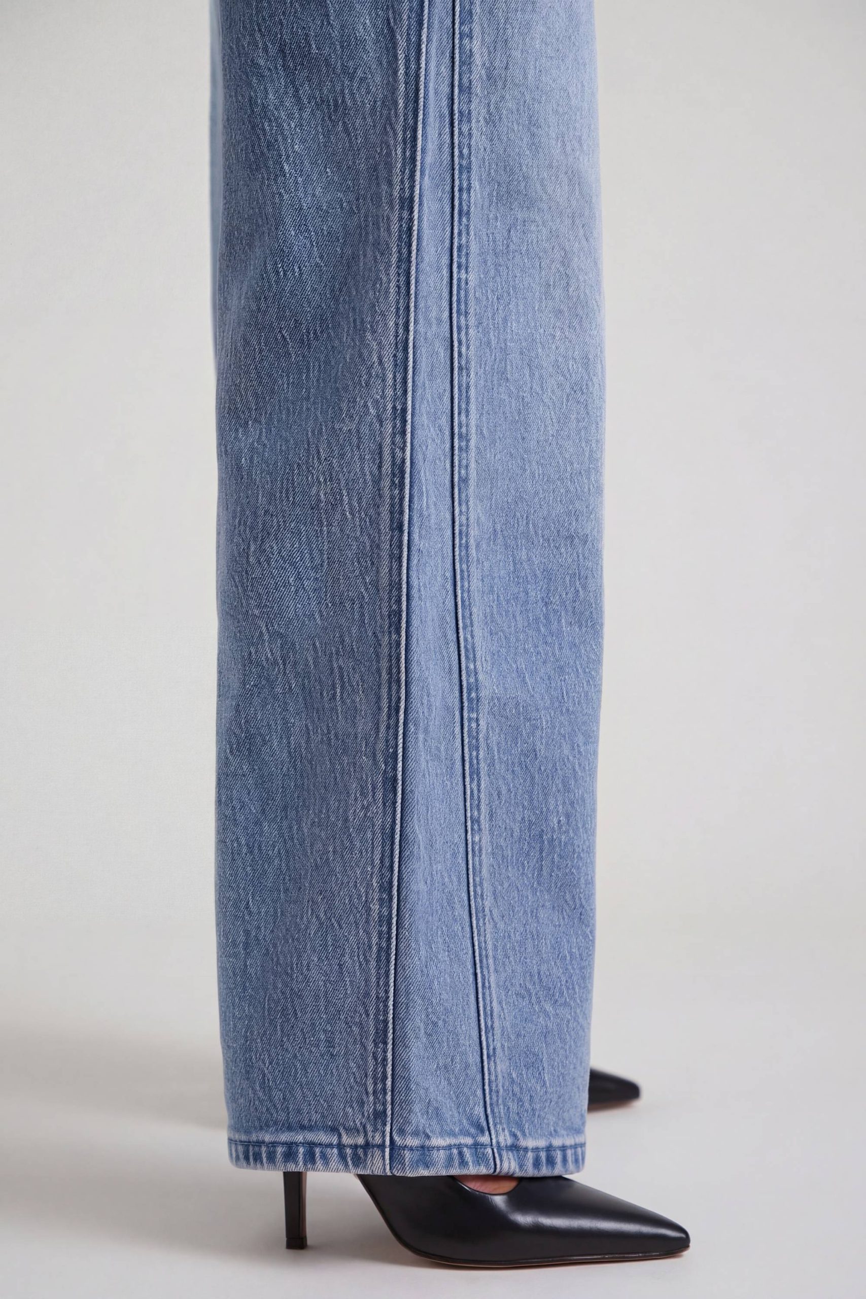Low-Rise Wide-Leg Jeans in Vintage Wash - Image 5