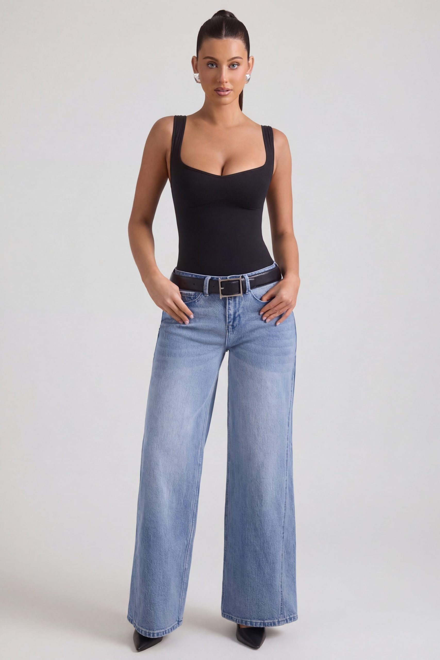 Low-Rise Wide-Leg Jeans in Vintage Wash - Image 4