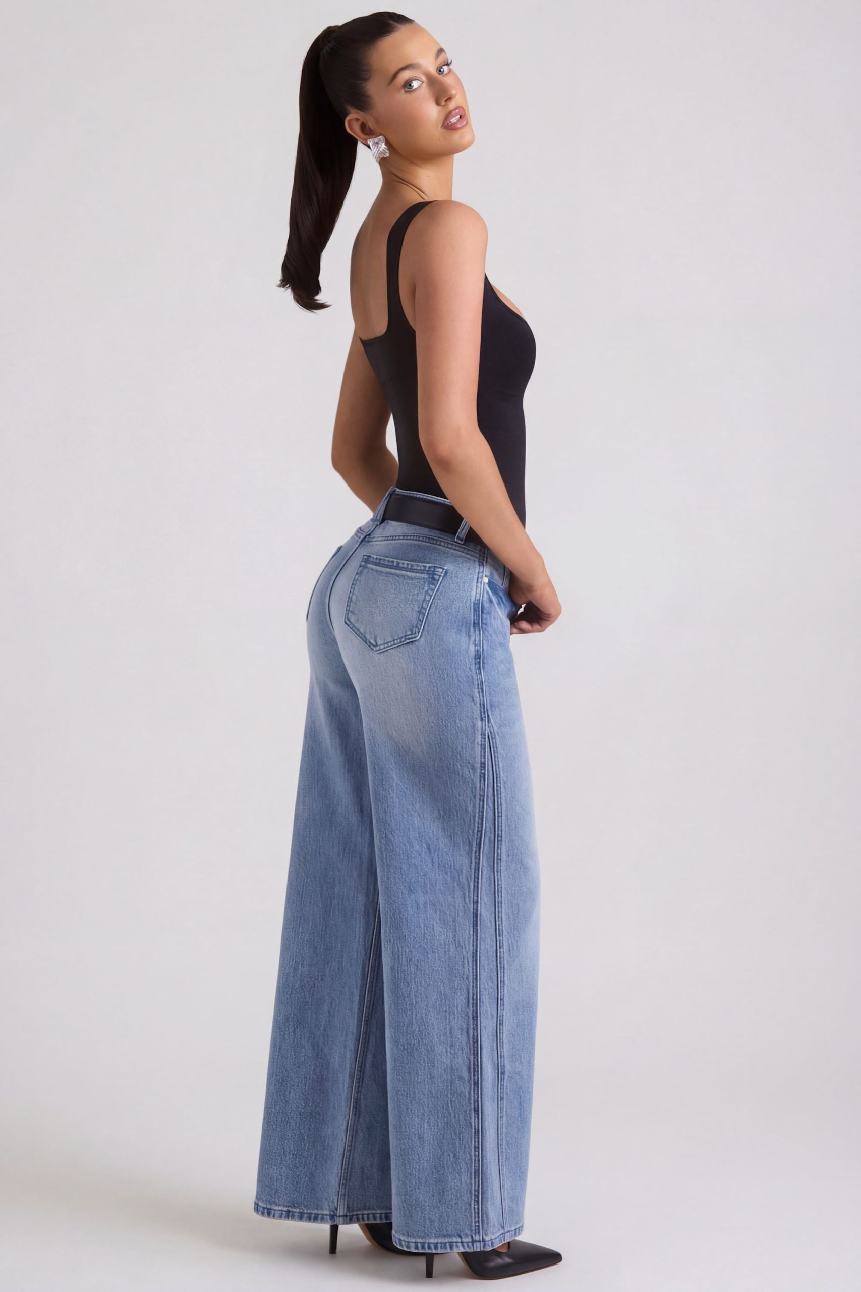 Low-Rise Wide-Leg Jeans in Vintage Wash - Image 3
