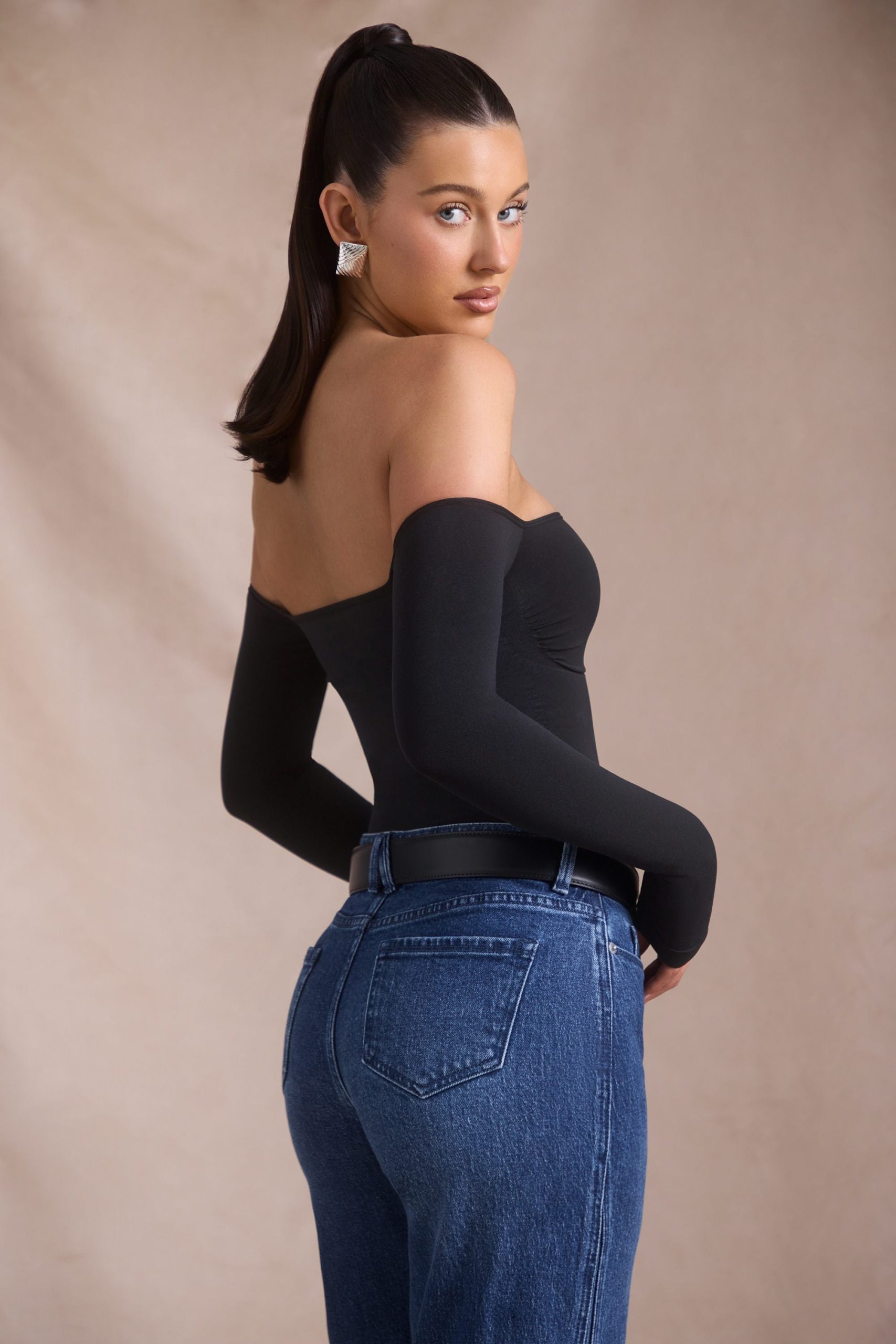 Seamless Off-Shoulder Long-Sleeve Bodysuit in Black - Image 4