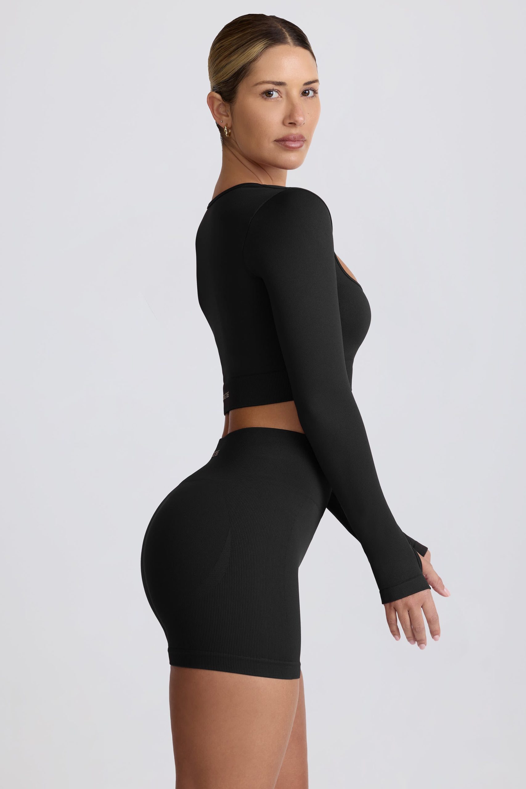 Super Sculpt Seamless Long-Sleeve Crop Top in Black - Image 4